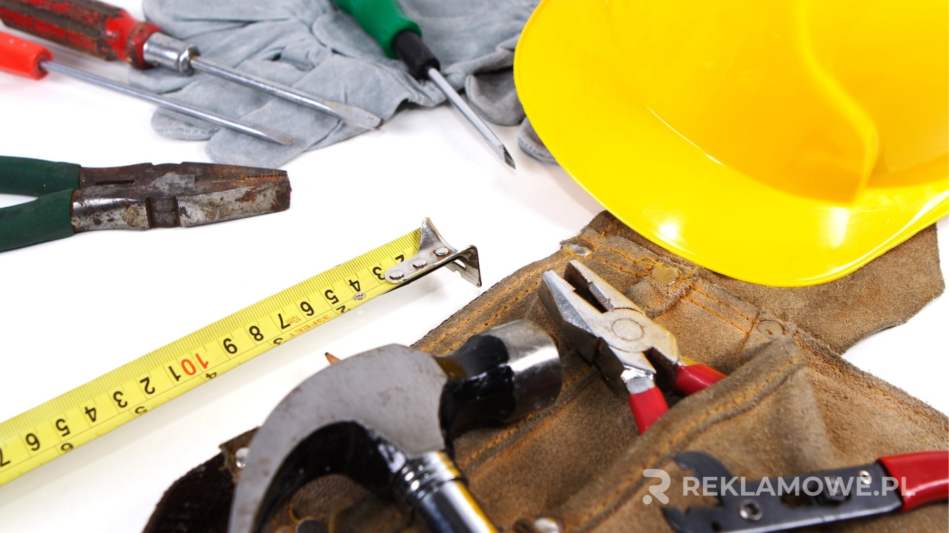 Billboard na tle miejskiego krajobrazu