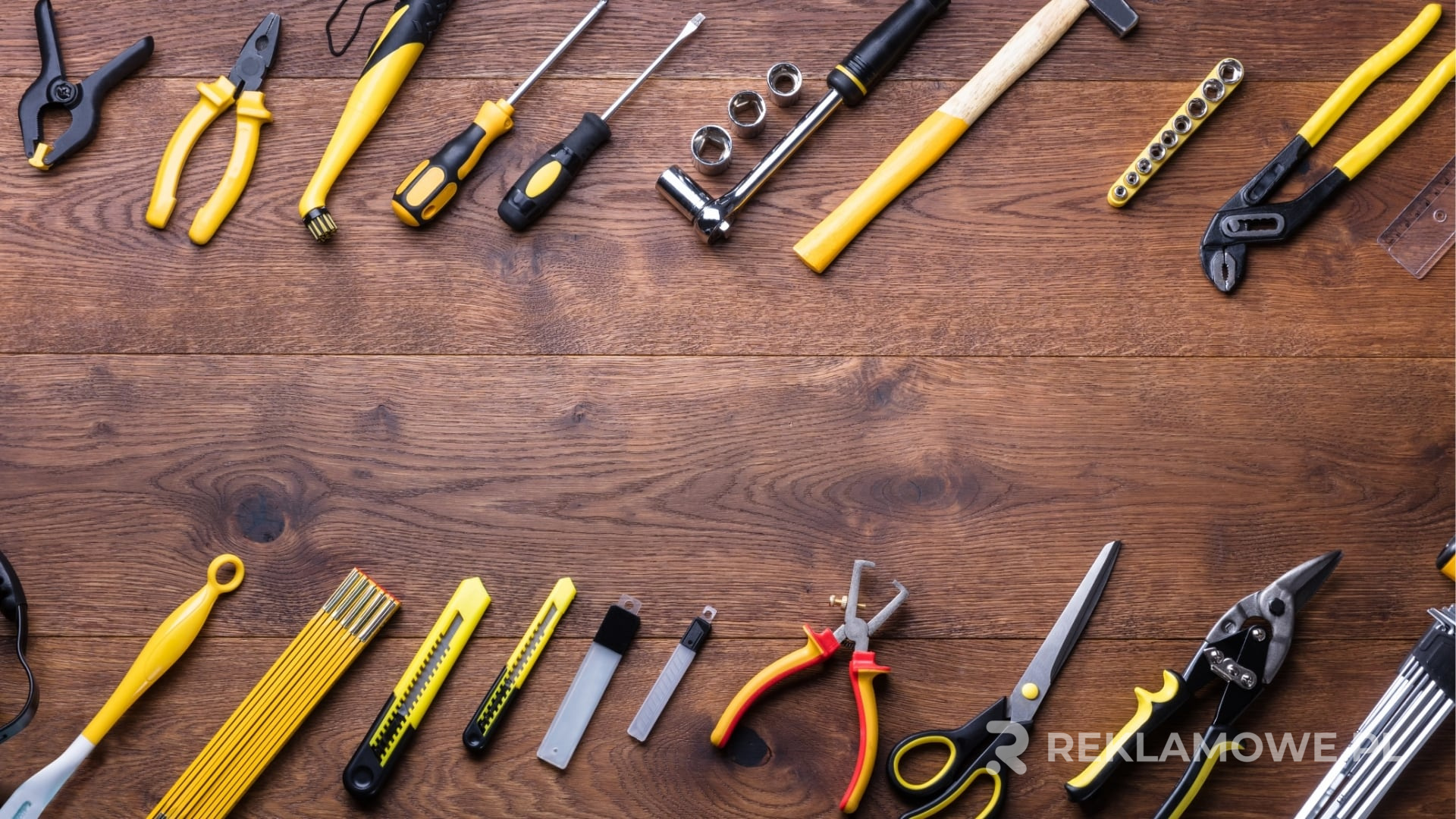 Klient używający gadżetu reklamowego